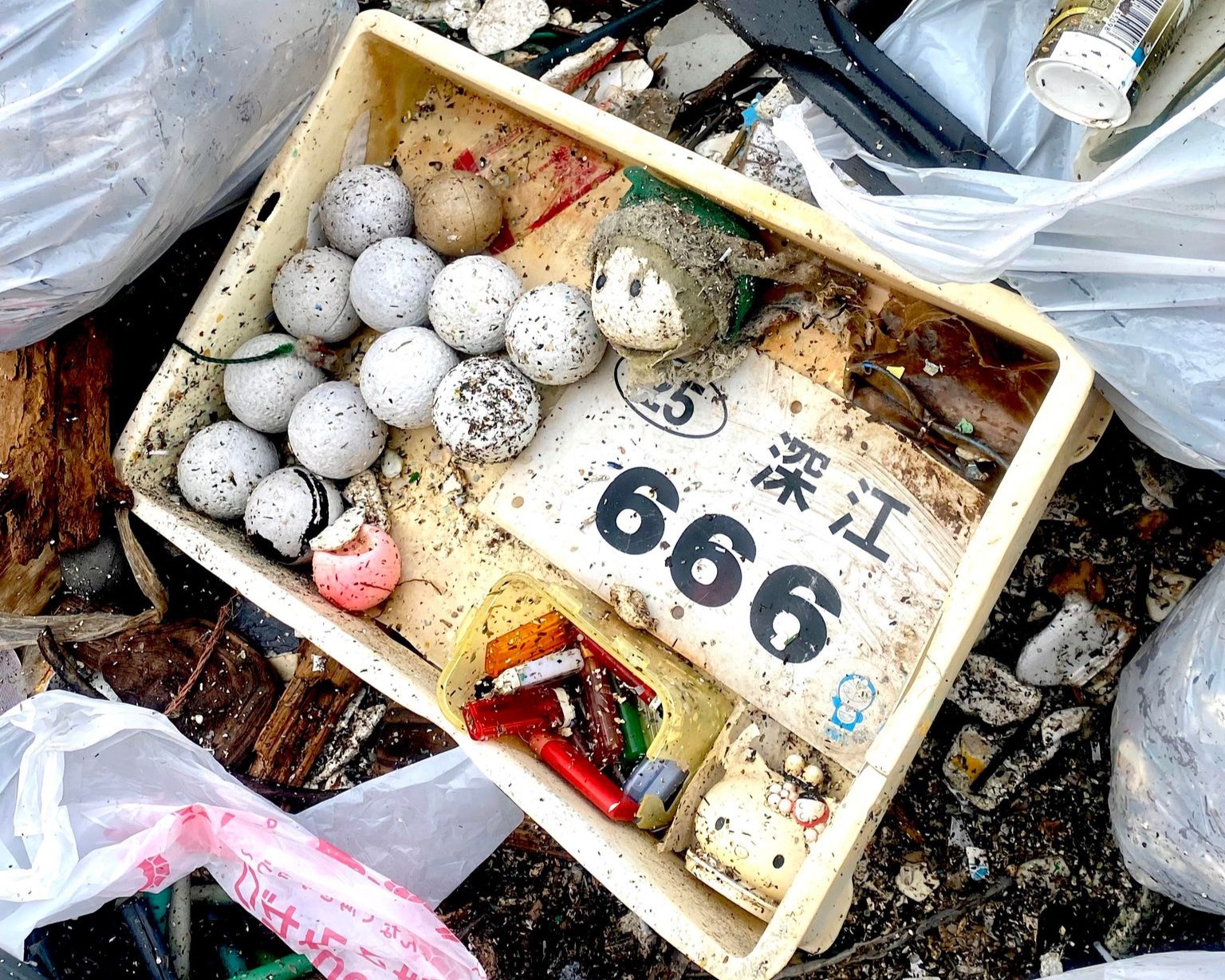 使い捨てライター ゴルフボール 海ごみ